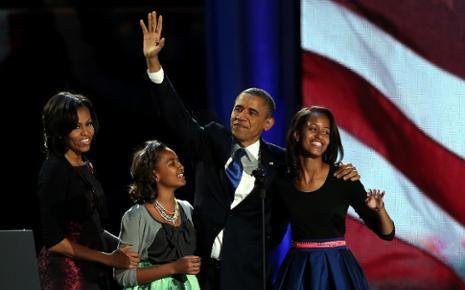 barack-obama-reelu-a-prononce-son-discours-entoure-par-sa-famille