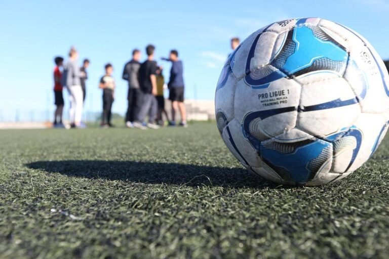 « Aucune explication précise ne nous a été communiquée » : incompréhension pour ce club de foot près de Cannes, contraint d’arrêter après 49 ans d’activité