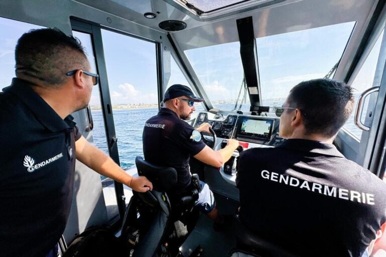 « Où sont vos gilets de sauvetage ? Votre lampe torche ? Ce matériel est obligatoire à bord et vous n’avez rien » : vaste opération de contrôle menée au large de Cannes et d’Antibes pour le week-end le plus chargé de l’été