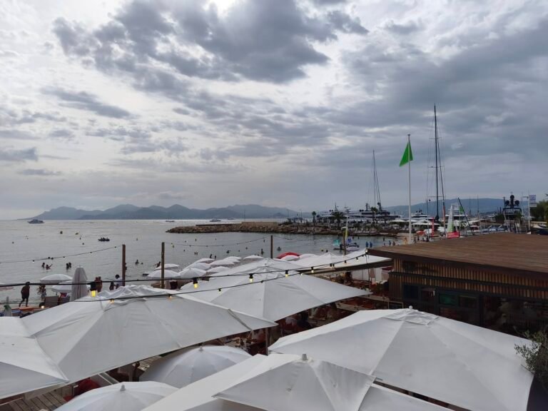 CANNES — Bijou Plage renouvelle son offre culinaire et sa carte des cocktails pour sa quatrième saison dans le giron du groupe Experimental