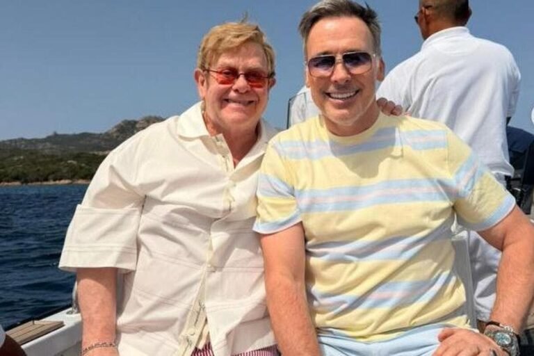 Déjeuners au large de Cannes, sorties en mer… Elton John partage les clichés des meilleurs moments de ses vacances sur la Côte d’Azur