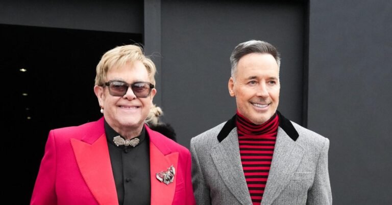 Elton John en vacances sur la Côte d’Azur avec son mari David Furnish : ils retrouvent leur restaurant festif préféré au large de Cannes