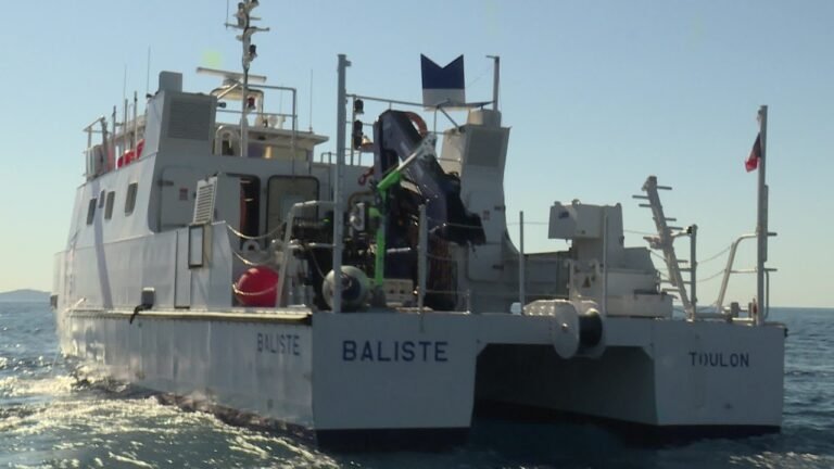 Embarquement à bord du Baliste, avec les plongeurs de la Direction générale de l’Armement
